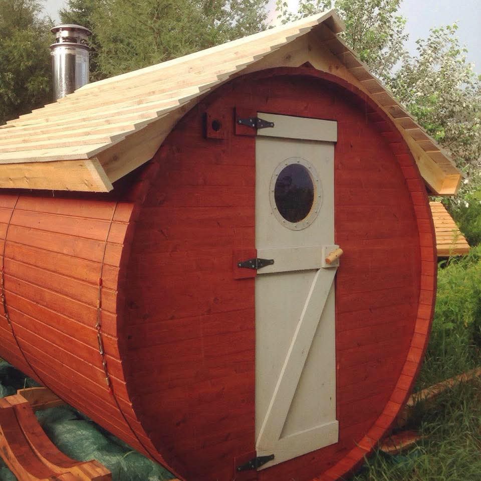Sauna baril rouge avec cheminée inox en fabrication