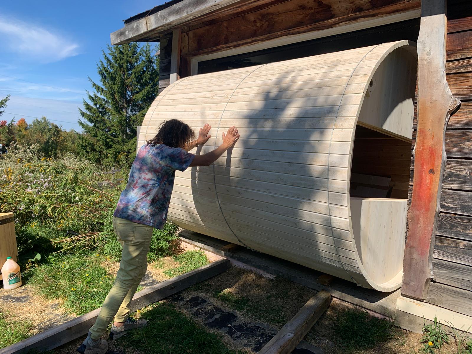 Installation d'un sauna baril du Québec en cèdre blanc chez un client en Estrie