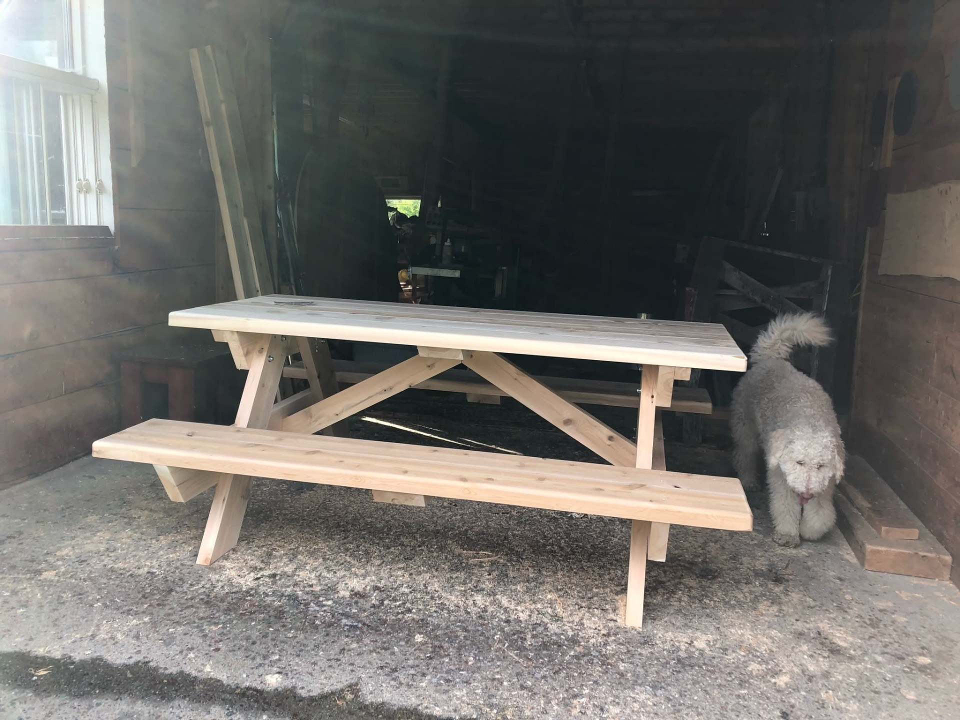 Objets utilitaires en cèdre du Québec — tables à pique-nique et bacs à fleurs artisanaux