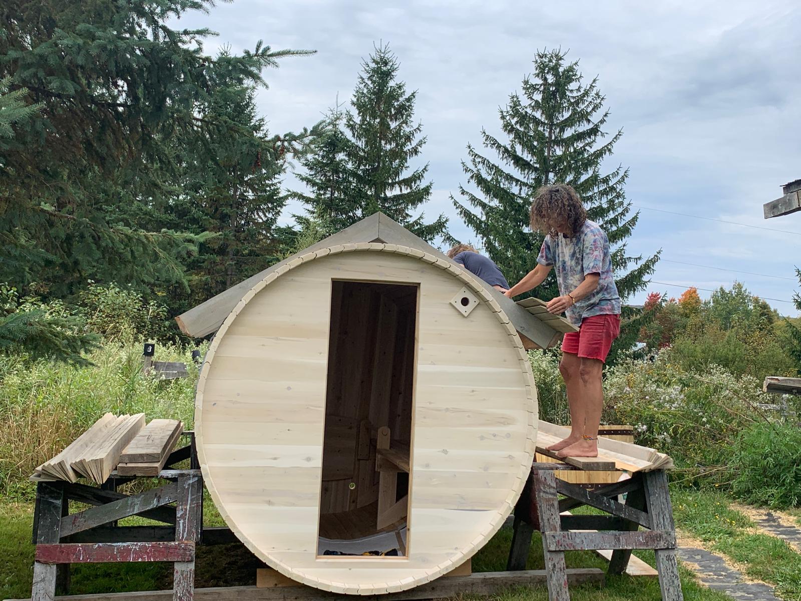 Assemblage artisanal du toit d'un sauna baril du Québec en cèdre blanc à l'atelier de La Patrie