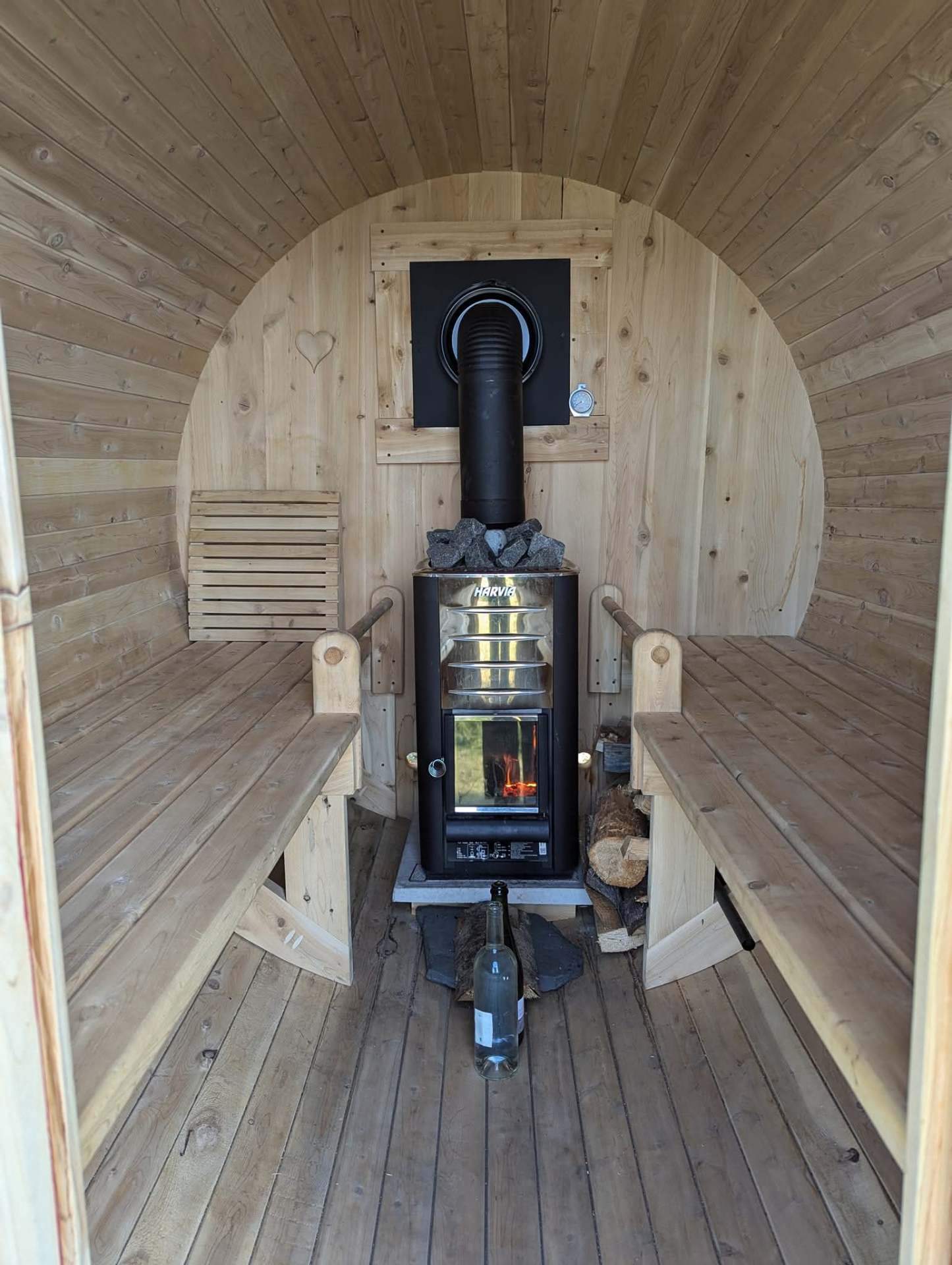 Intérieur d'un sauna baril en cèdre blanc avec poêle Harvia