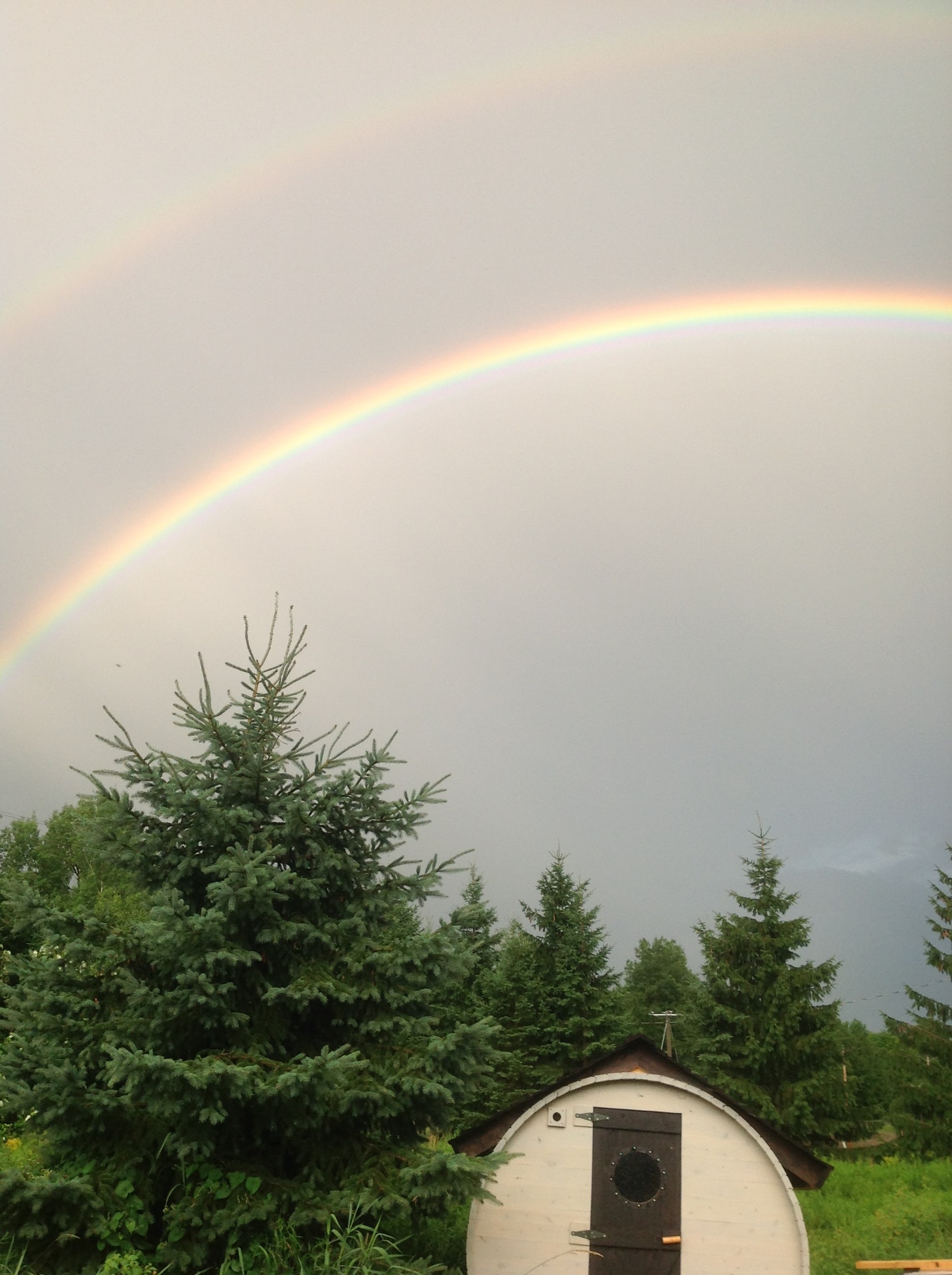 Sauna sous un double arc-en-ciel