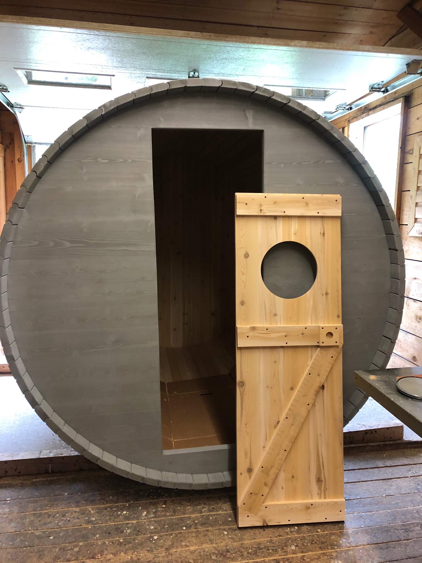 Sauna baril du Québec gris en cèdre blanc avec porte de cèdre et hublot rond, prêt à livrer