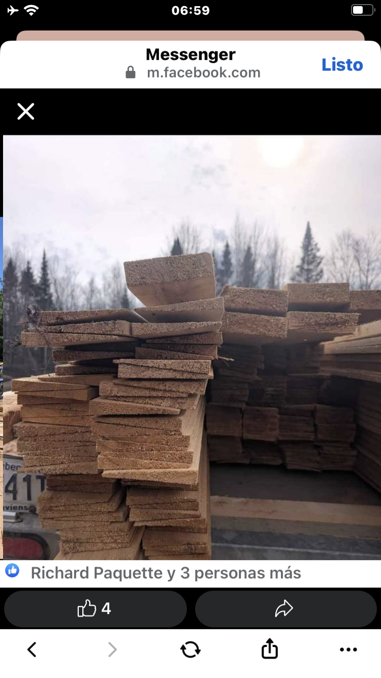 Piles de planches de cèdre blanc empilées à l'extérieur de la scierie