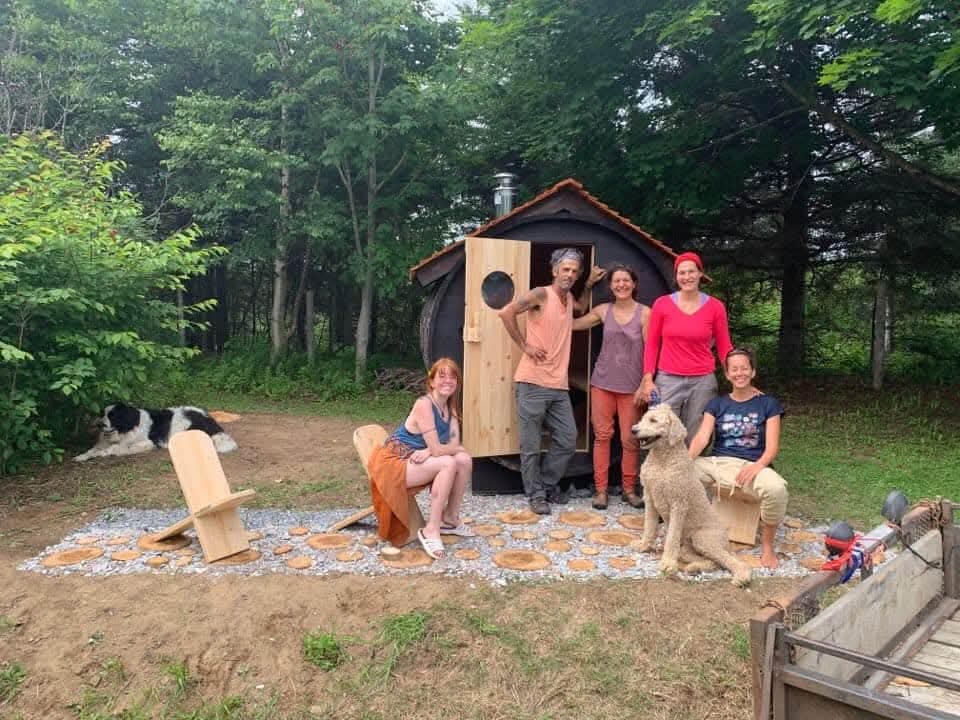 Clients heureux devant leur sauna baril