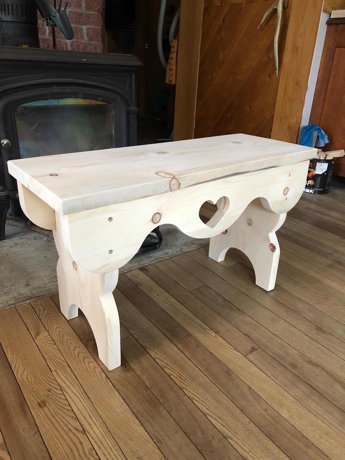 Banc en cèdre avec découpe de cœur, fabrication artisanale