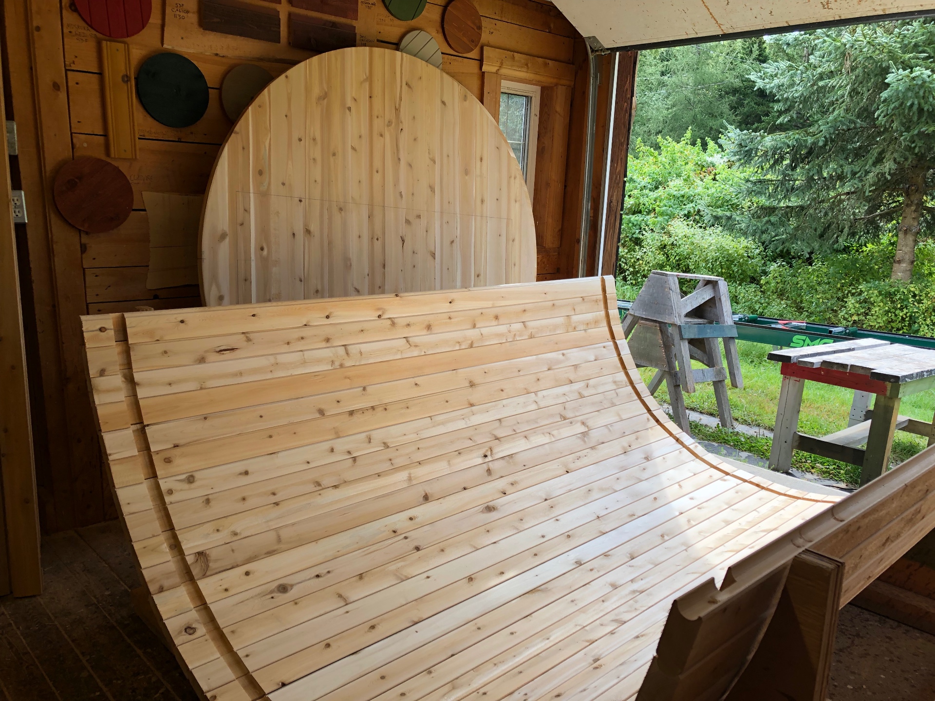 Paroi courbée d'un sauna baril du Québec en cèdre blanc assemblée à la main à La Patrie