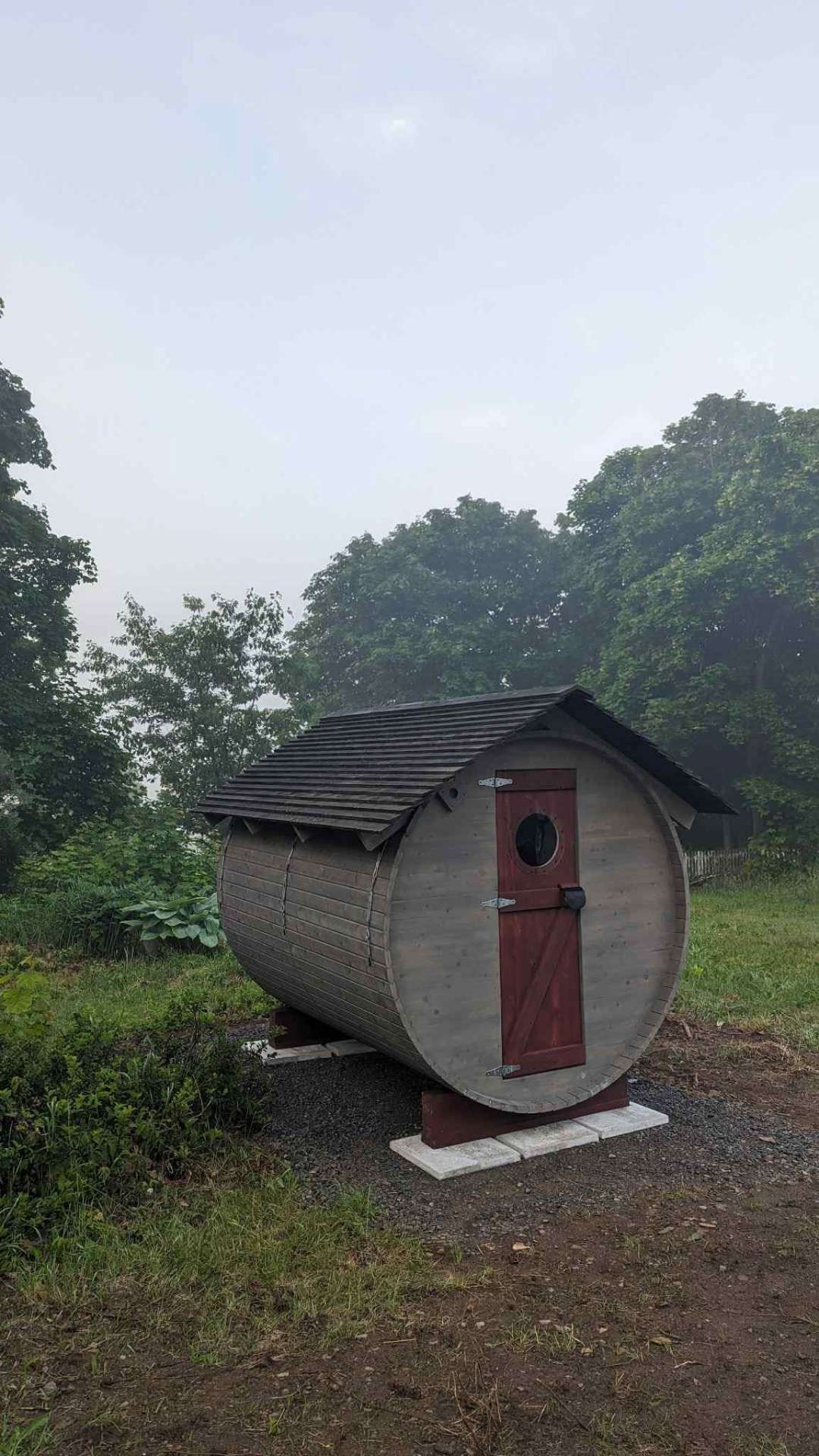 Sauna baril gris dans la brume du matin