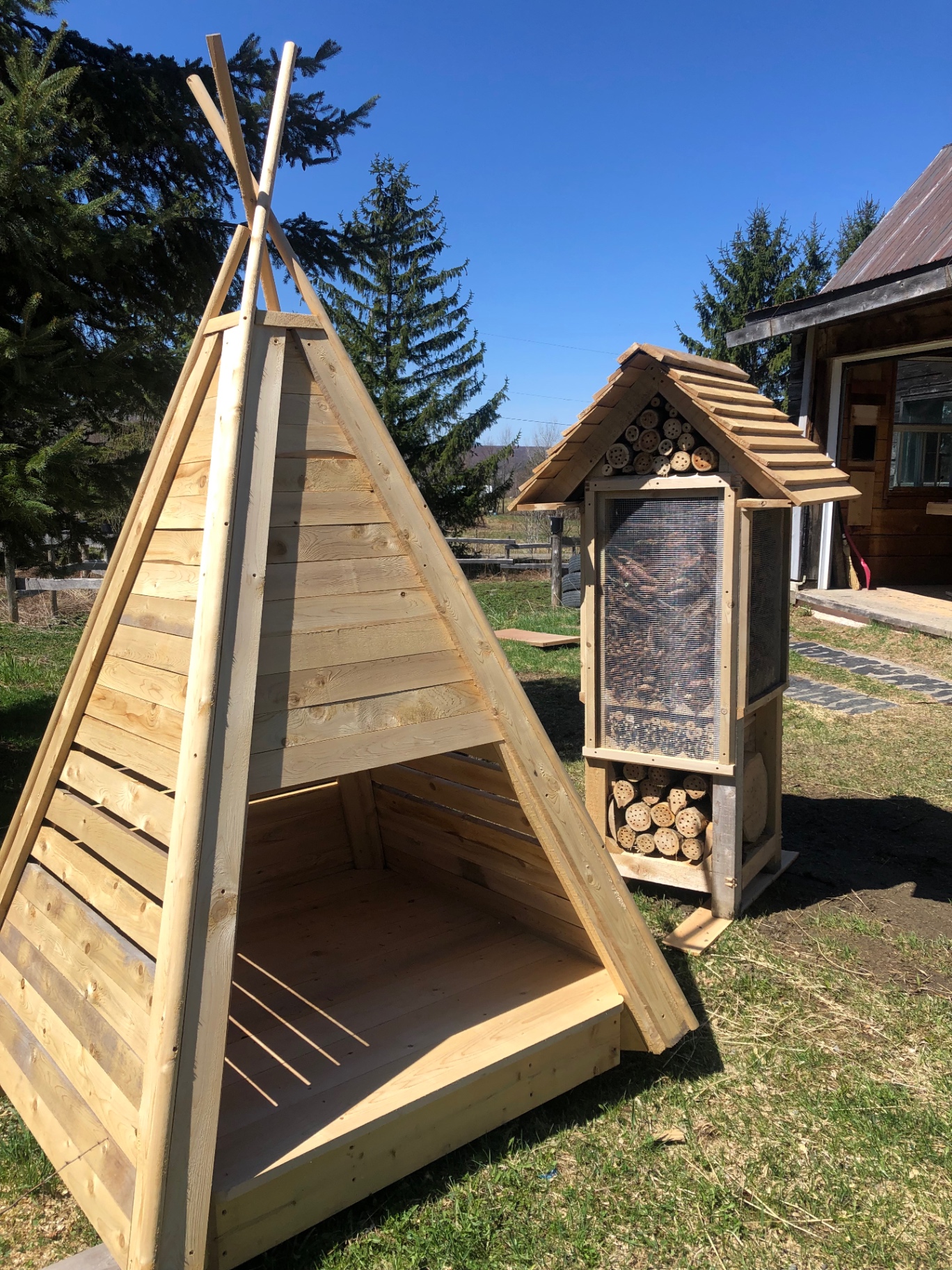 Tipi en cèdre et hôtel à insectes installés au jardin