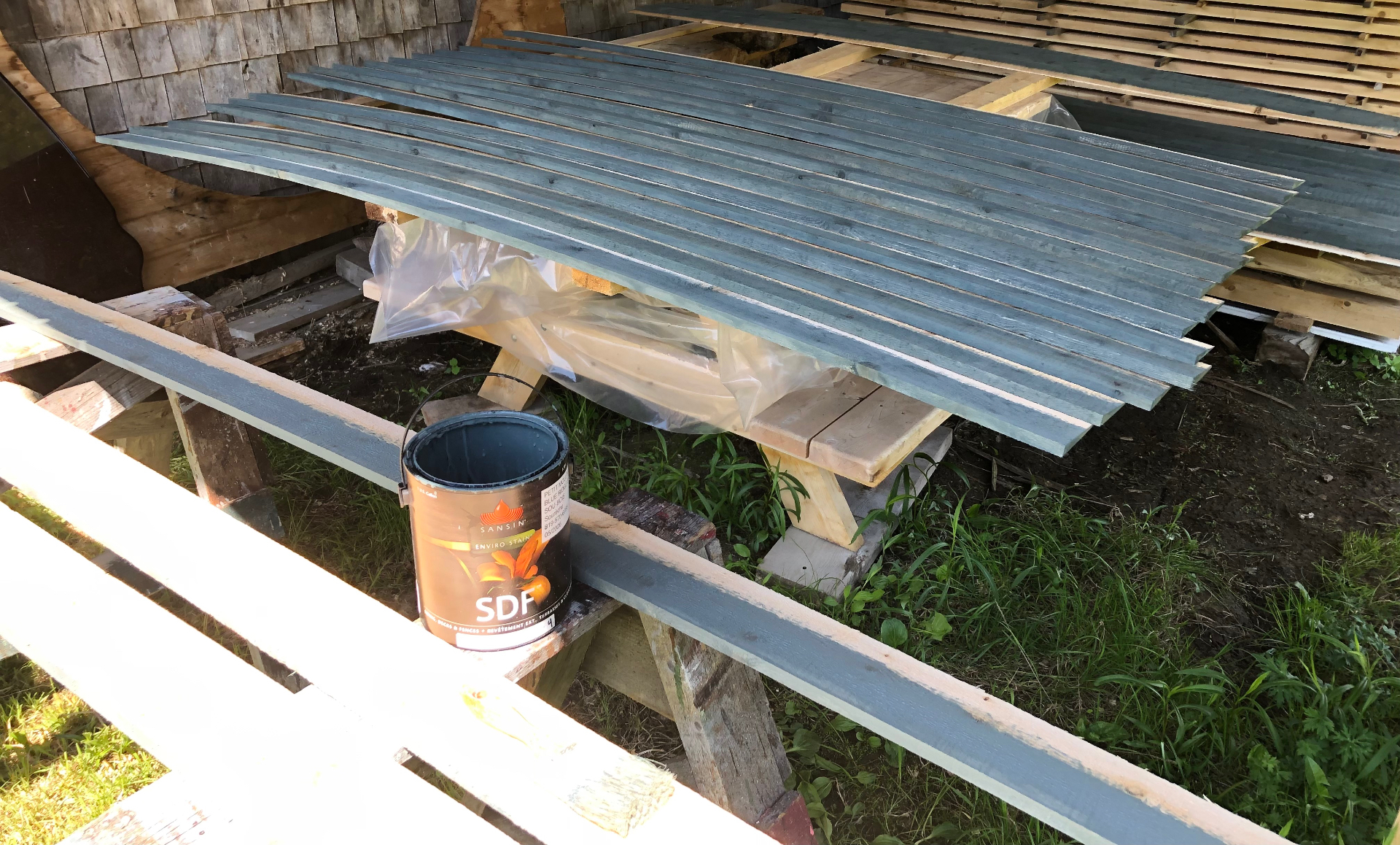 Planches de cèdre blanc du Québec teintes Sansin en séchage pour la fabrication d'un sauna baril