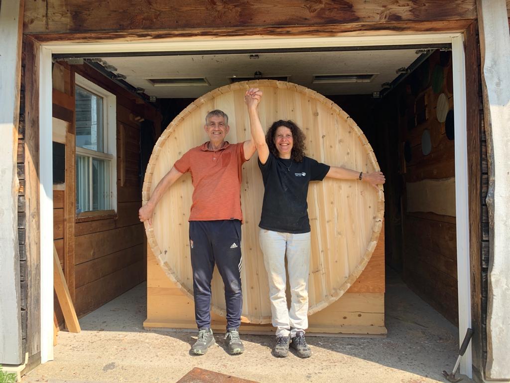 Les deux artisans du Petit Moulin devant un sauna baril du Québec en cèdre blanc fraîchement terminé