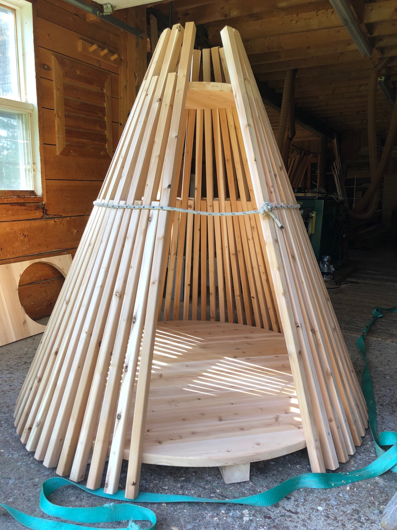 Tipi en lattes de cèdre en cours de fabrication à l'atelier