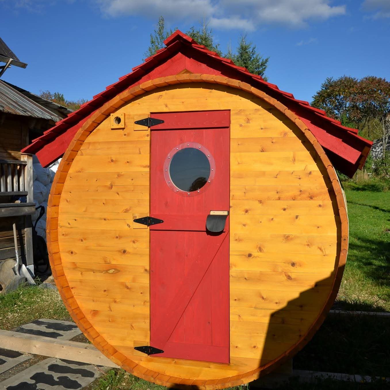 Sauna baril cèdre avec toit rouge et porte rouge