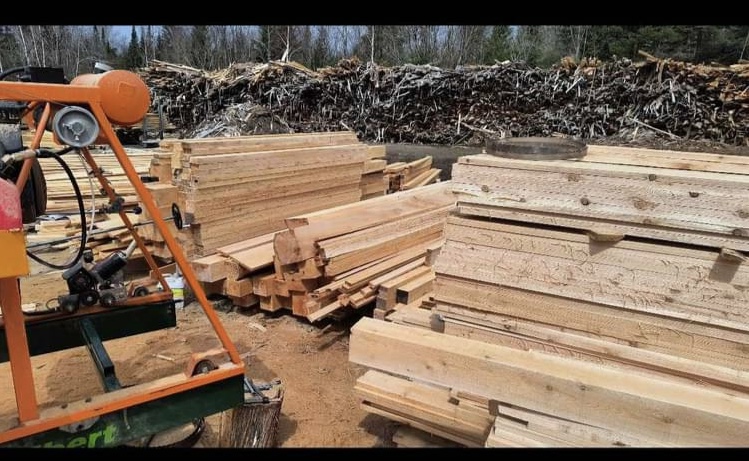 Scierie mobile Gilbert et stocks de planches de cèdre blanc