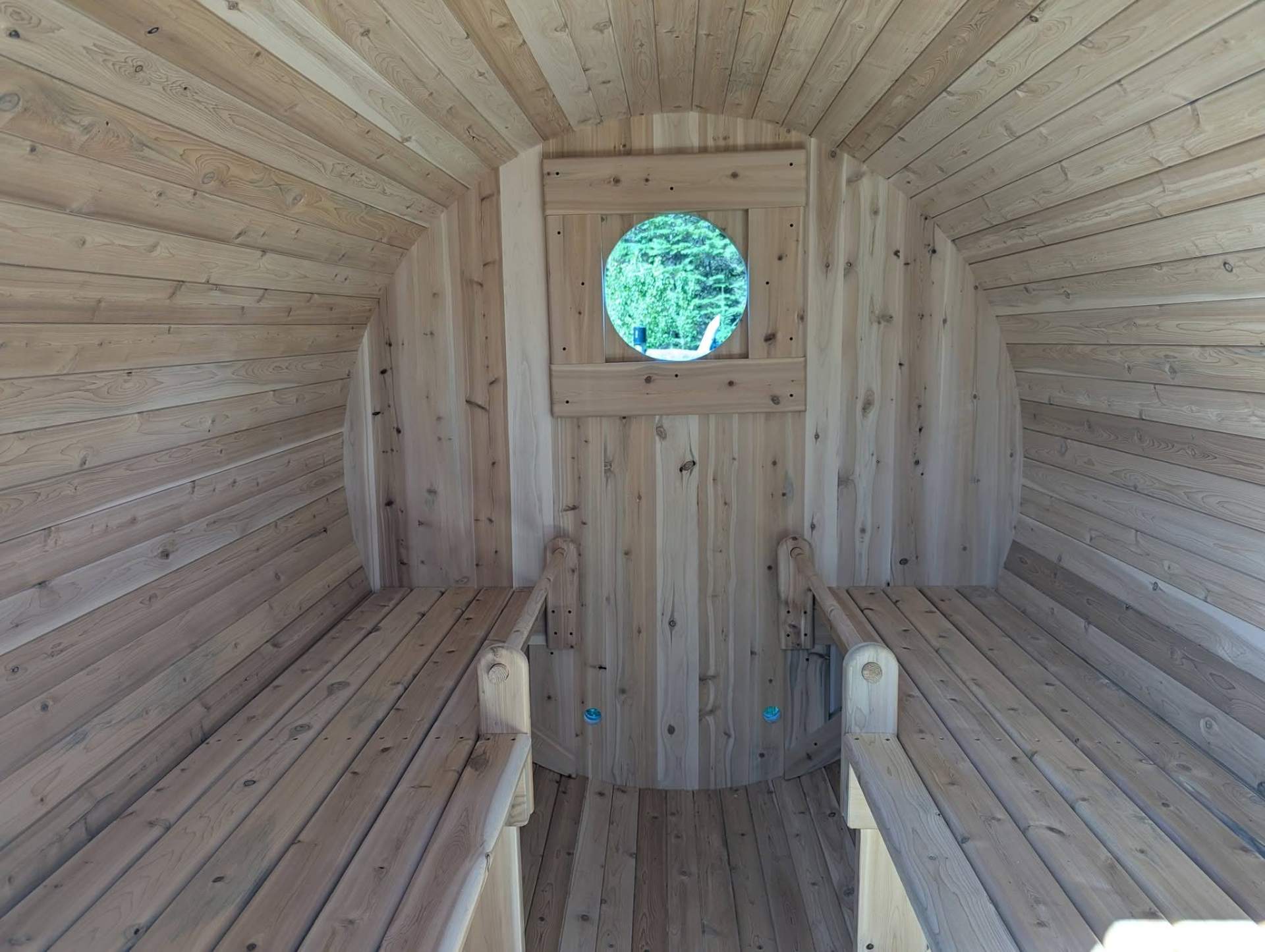 Intérieur de sauna baril en cèdre avec hublot rond