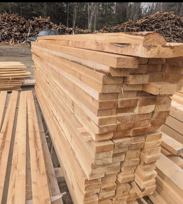 Grande pile de planches de cèdre blanc du Québec soigneusement empilées