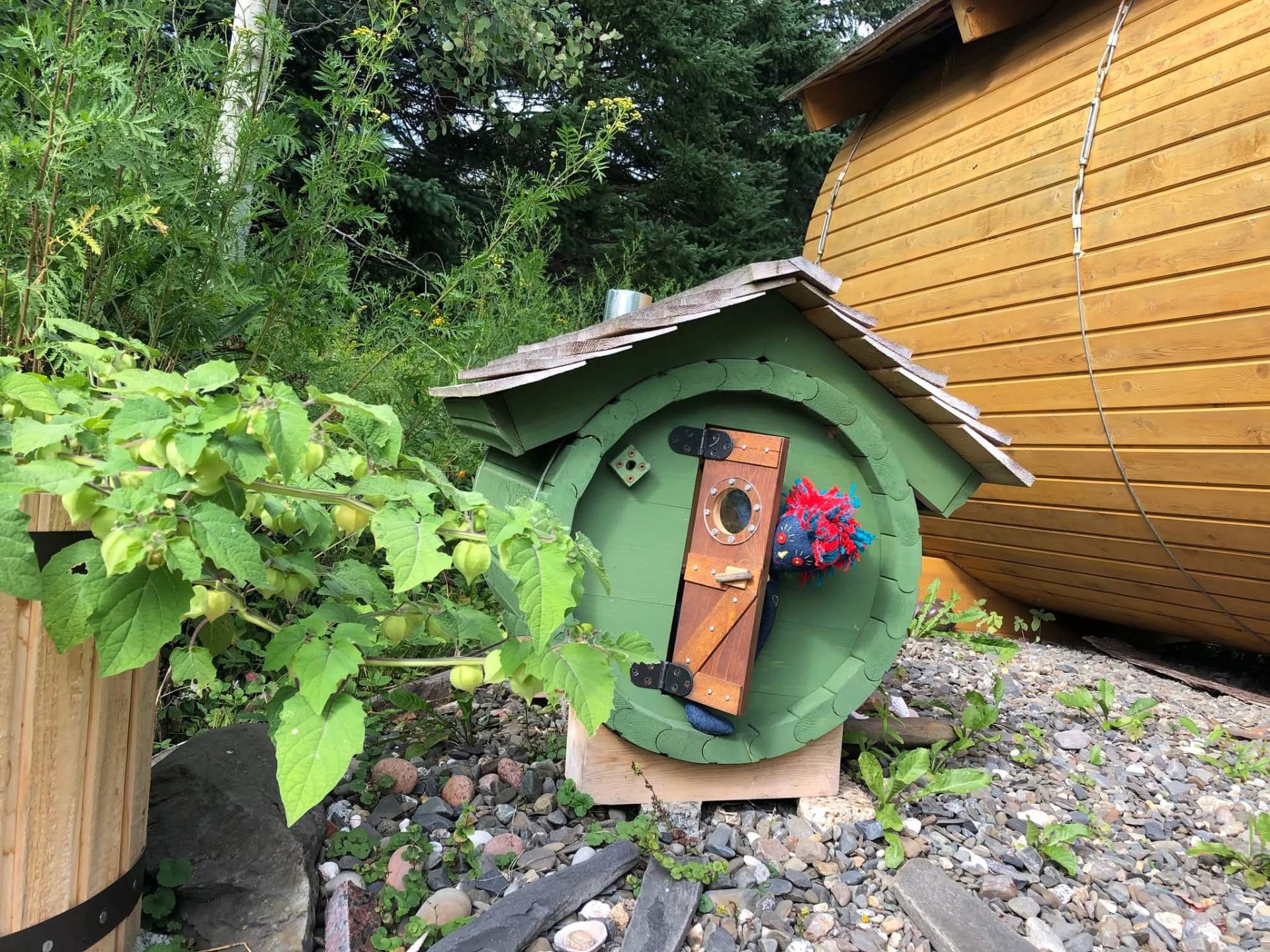 Sauna vert installé dans un jardin de pierres