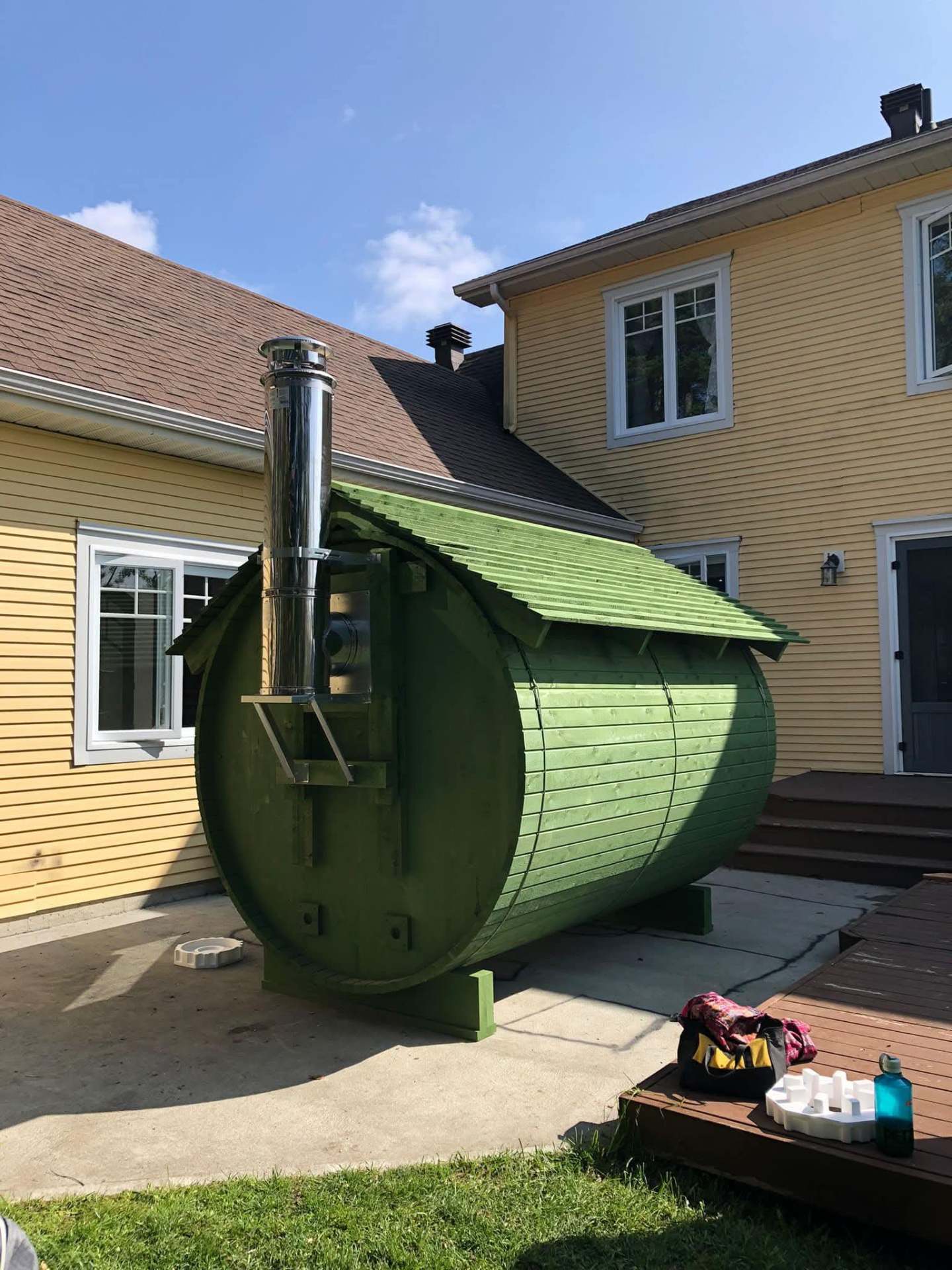 Grand sauna vert avec cheminée inox